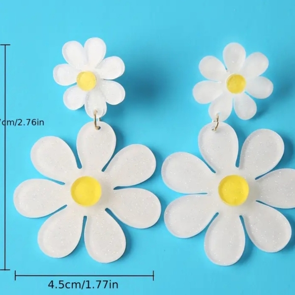 RETRO 60S VIBE GOGO WHITE ACRYLIC  DAISY EARRINGS NWOT - Picture 3 of 4